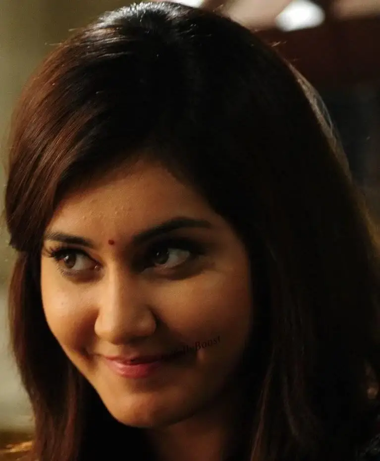 INDIAN ACTRESS RASHI KHANNA BEAUTIFUL EYES FACE CLOSEUP GALLERY 8